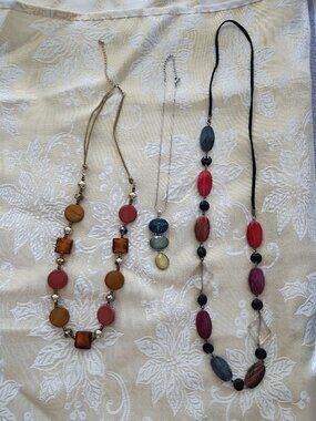 Vintage colourful lot of 3 necklaces bag 15